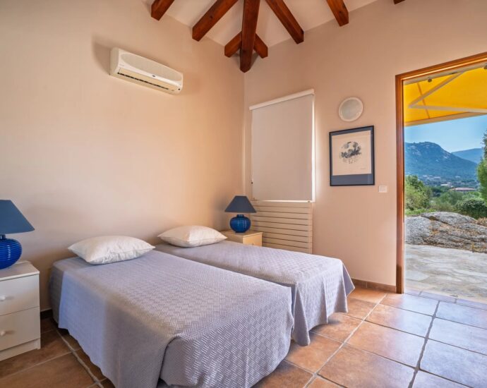 Lumio, Villa 4 chambres, piscine, vue panoramique mer et montagnes, plage à pied