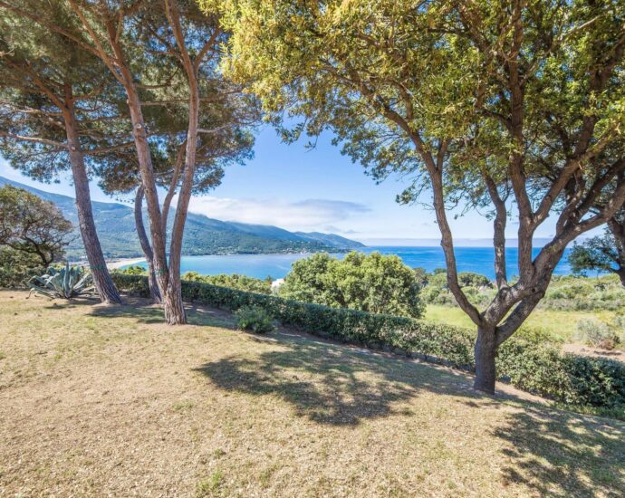Nord d&rsquo;Ajaccio, Tiuccia, villa, 5 chambres, piscine, vue mer panoramique, plage à pied