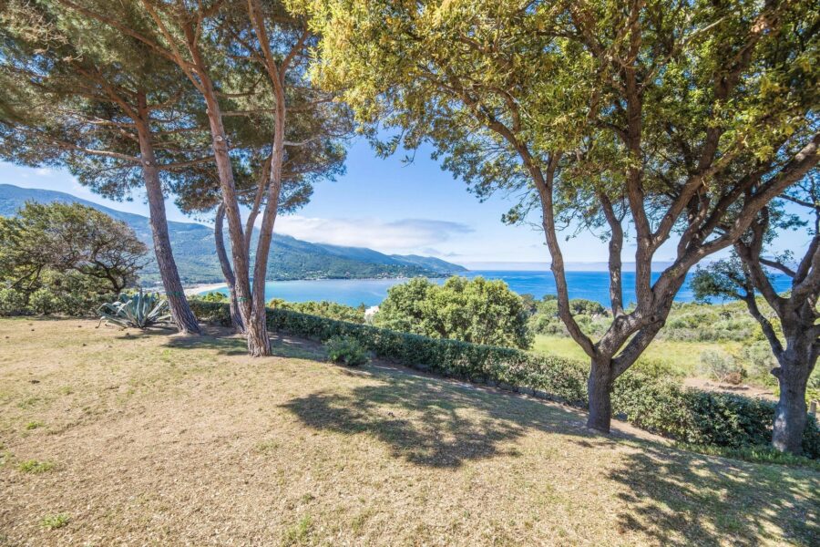 Nord d&rsquo;Ajaccio, Tiuccia, villa, 5 chambres, piscine, vue mer panoramique, plage à pied