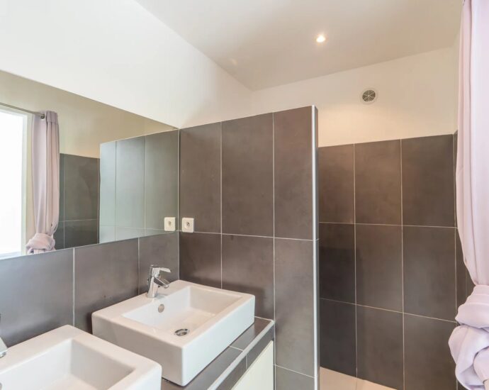 Lecci, Villa avec piscine,  5 chambres, environnement calme, proche plage et commodités