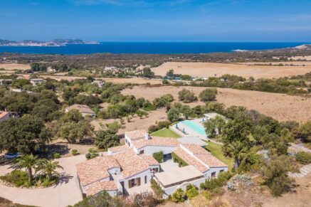 Lumio, Villa 6 chambres, vue mer panoramique, piscine à débordement, proche plage