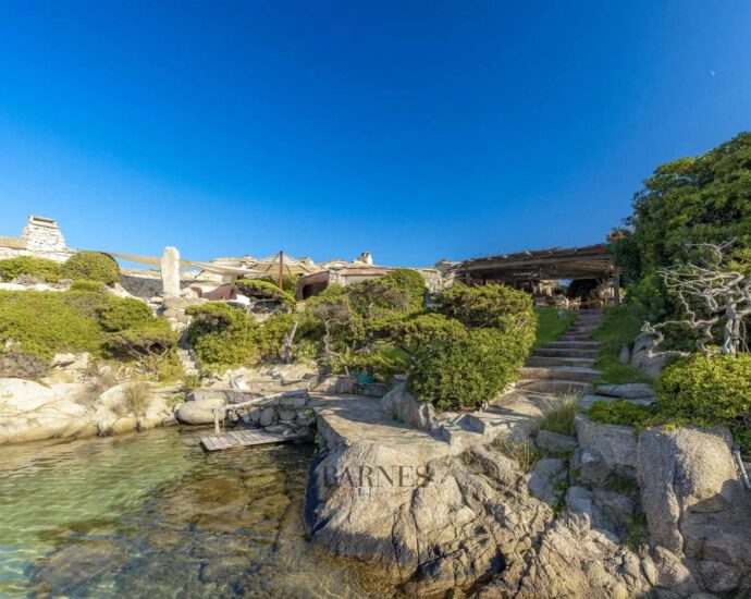Ile de Cavallo – Propriété d&rsquo;exception – Pieds dans l&rsquo;eau – crique d&rsquo;accostage privée – jardin méditerranéen – 9 chambres