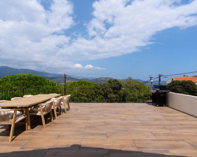 Porto-Vecchio, penthouse contemporain vue mer, 3 chambres, terrasses, garage, proche plage