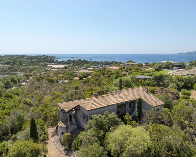 Porto-Vecchio, Palombaggia, Ensemble de deux villas à rénover, vue mer, plage à pied
