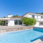 Lecci, Villa avec piscine,  5 chambres, environnement calme, proche plage et commodités
