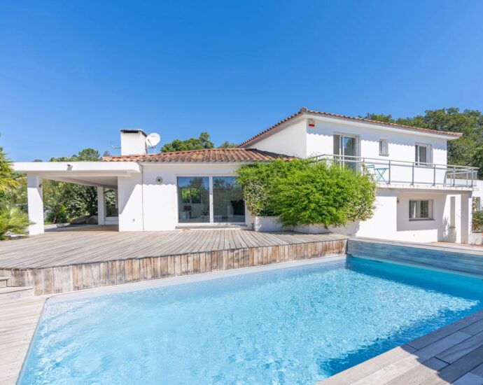 Lecci, Villa avec piscine,  5 chambres, environnement calme, proche plage et commodités