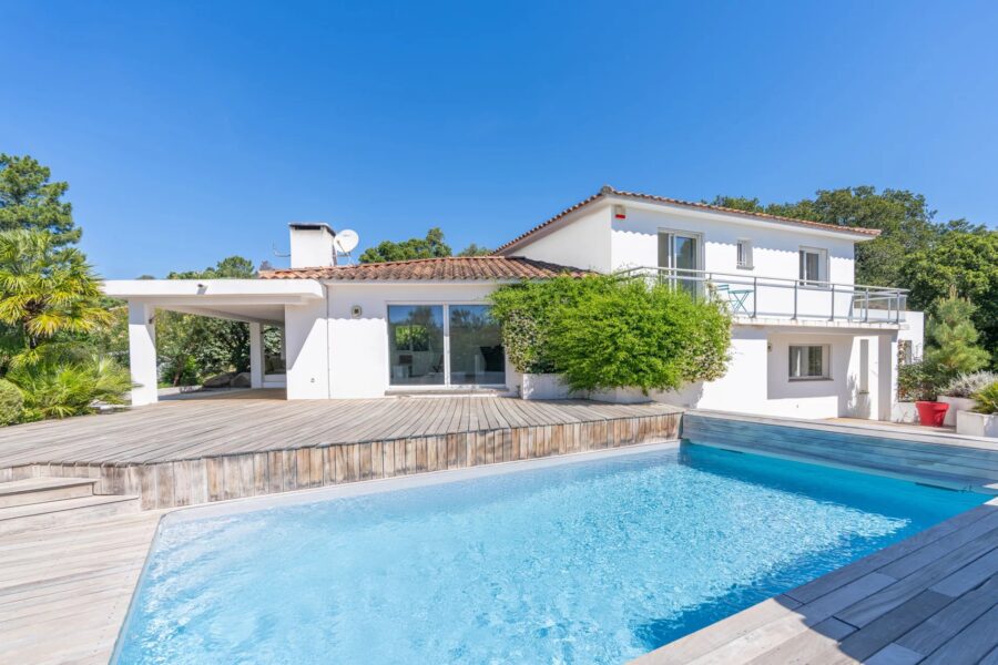 Lecci, Villa avec piscine,  5 chambres, environnement calme, proche plage et commodités