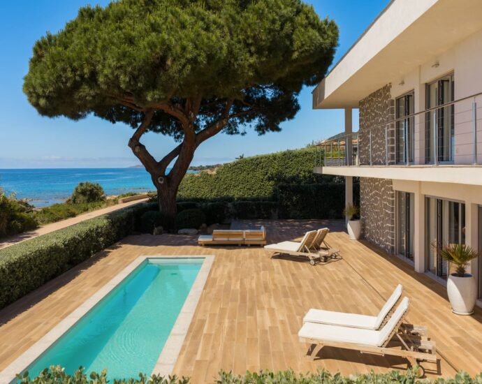 Exclusivité, Ajaccio, Bord de mer,Route des Sanguinaires, Villa vue  mer panoramique, 5 chambres, piscine , plage à pied