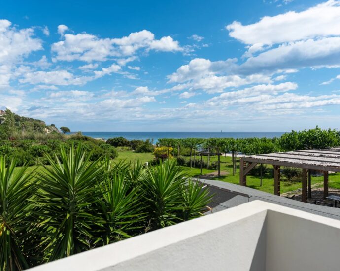 Cap Corse, Sisco, private waterfront estate, 4 units and direct access