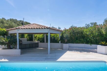 Lecci, Villa avec piscine,  5 chambres, environnement calme, proche plage et commodités