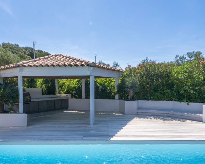 Lecci, Villa avec piscine,  5 chambres, environnement calme, proche plage et commodités