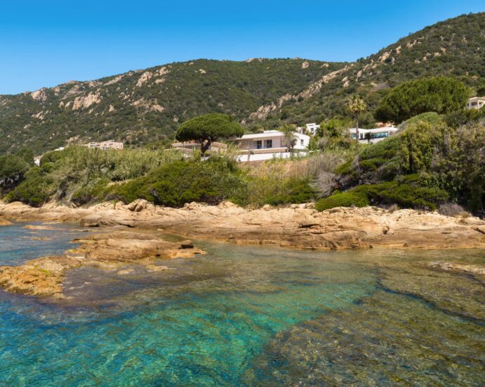Exclusivité, Ajaccio, Bord de mer,Route des Sanguinaires, Villa vue  mer panoramique, 5 chambres, piscine , plage à pied