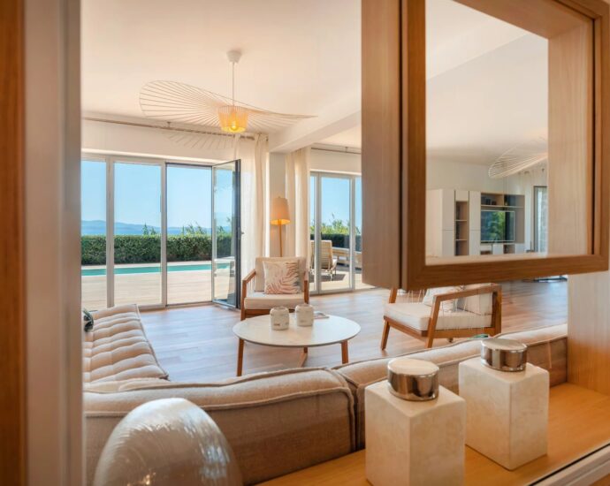Exclusivité, Ajaccio, Bord de mer,Route des Sanguinaires, Villa vue  mer panoramique, 5 chambres, piscine , plage à pied
