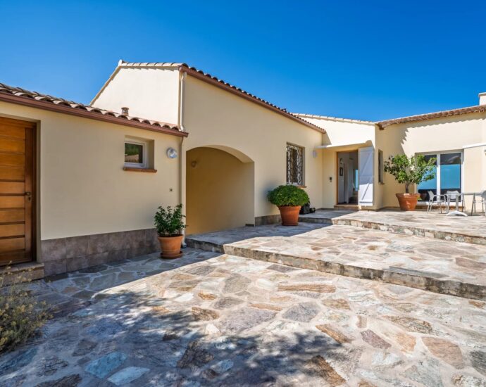 Lumio, Villa 4 chambres, piscine, vue panoramique mer et montagnes, plage à pied