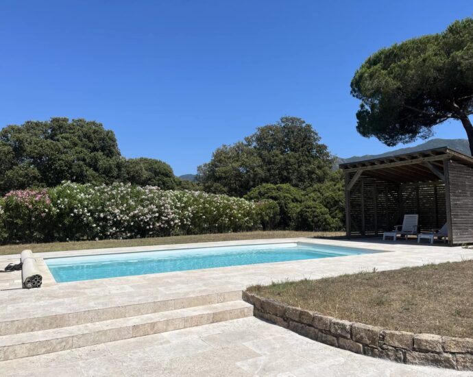 Nord d&rsquo;Ajaccio, Tiuccia, villa, 5 chambres, piscine, vue mer panoramique, plage à pied