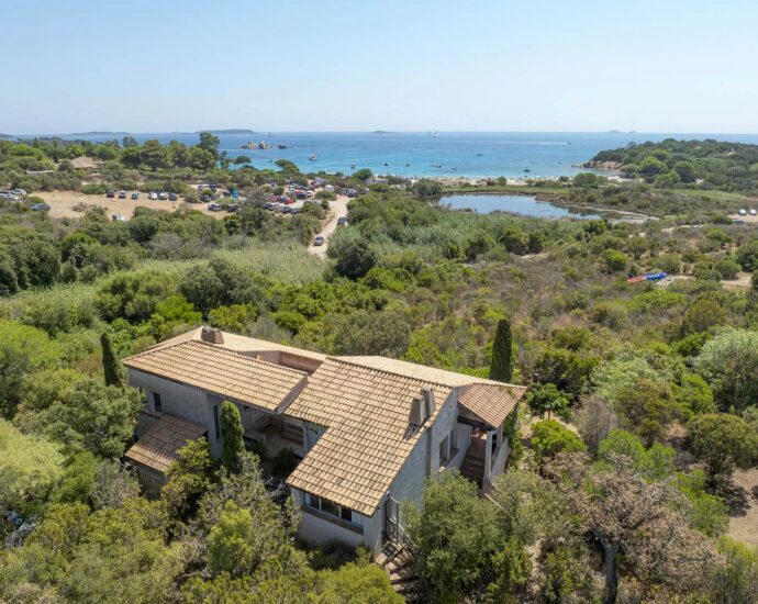 Porto-Vecchio, Palombaggia, Ensemble de deux villas à rénover, vue mer, plage à pied