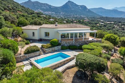 Lumio, Villa 4 chambres, piscine, vue panoramique mer et montagnes, plage à pied