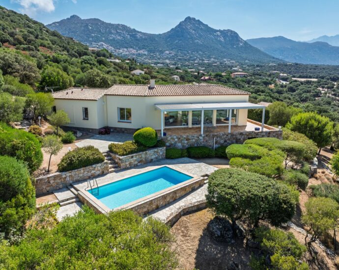 Lumio, Villa 4 chambres, piscine, vue panoramique mer et montagnes, plage à pied