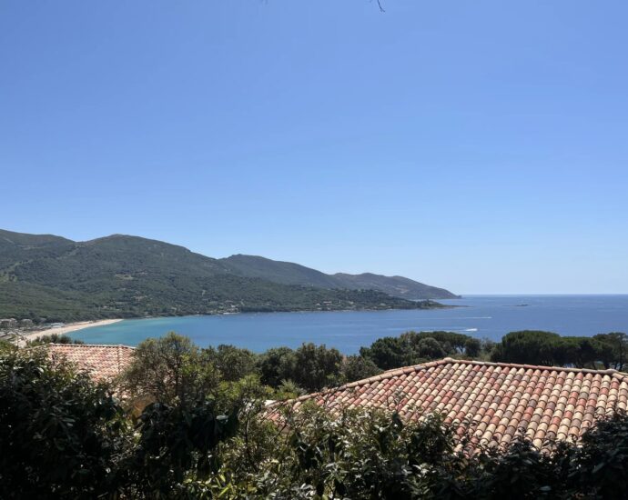 Nord d&rsquo;Ajaccio, Tiuccia, villa, 5 chambres, piscine, vue mer panoramique, plage à pied