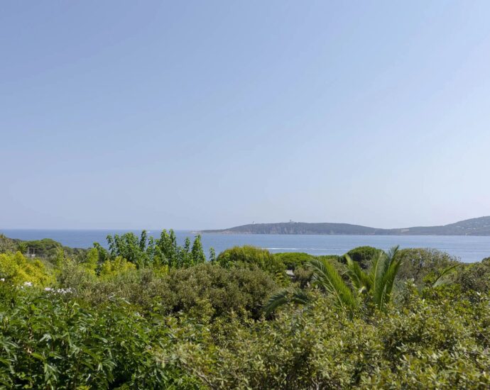 Exclusivité, Domaine de Cala Rossa, villa à rénover avec vue sur la mer, plage à pied