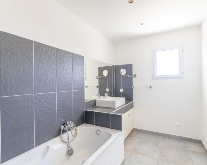 Lecci, Villa avec piscine,  5 chambres, environnement calme, proche plage et commodités