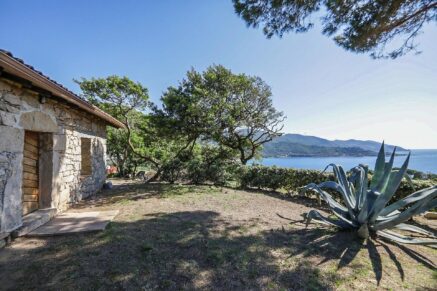 Nord d&rsquo;Ajaccio, Tiuccia, villa, 5 chambres, piscine, vue mer panoramique, plage à pied