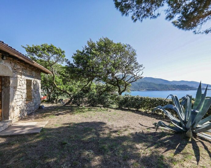 Nord d&rsquo;Ajaccio, Tiuccia, villa, 5 chambres, piscine, vue mer panoramique, plage à pied