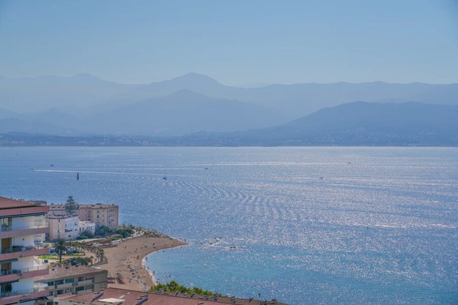 Ajaccio, Appartement en duplex, 4 chambres, terrasse, vue mer panoramique, proche plage