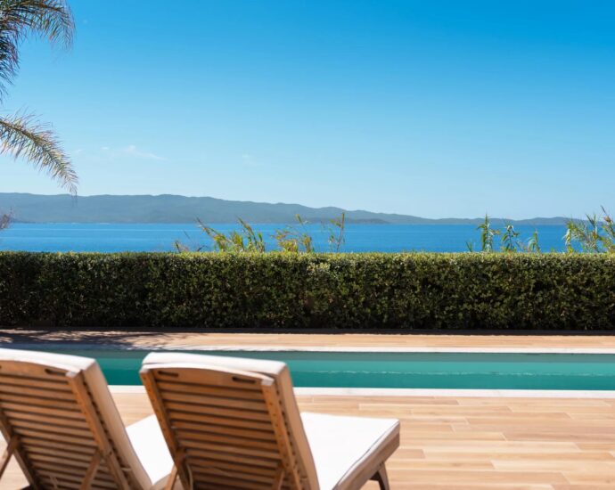 Exclusivité, Ajaccio, Bord de mer,Route des Sanguinaires, Villa vue  mer panoramique, 5 chambres, piscine , plage à pied