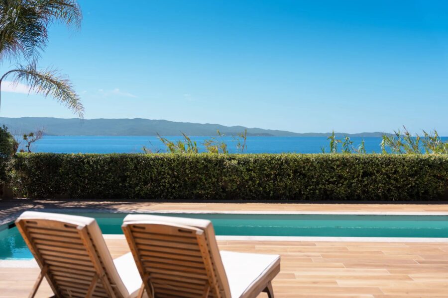 Exclusivité, Ajaccio, Bord de mer,Route des Sanguinaires, Villa vue  mer panoramique, 5 chambres, piscine , plage à pied