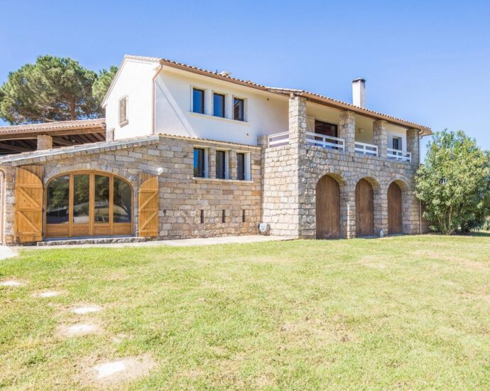 Nord d&rsquo;Ajaccio, Tiuccia, villa, 5 chambres, piscine, vue mer panoramique, plage à pied