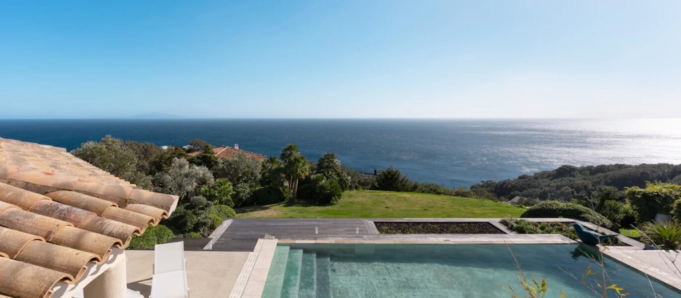 Cap Corse, Erbalunga, villa vue mer panoramique, piscine à débordement chauffée, proche Bastia
