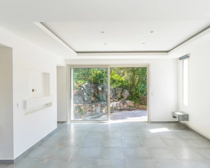 Lecci, Villa avec piscine,  5 chambres, environnement calme, proche plage et commodités