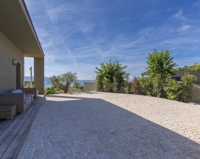 Ajaccio, Salario, Contemporary villa with panoramic sea views, high-end features, 4 suites, swimming pool, close to the beach
