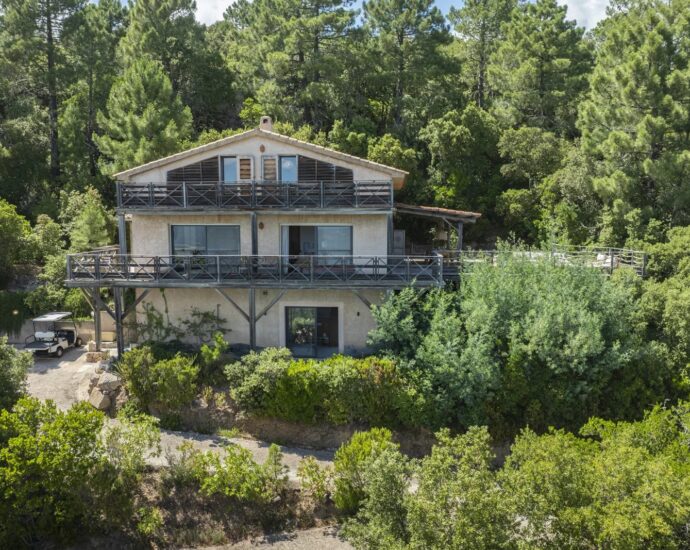 Porto-Vecchio, 3 villas, 7 chambres, piscine, vue mer et montagnes, proche plage