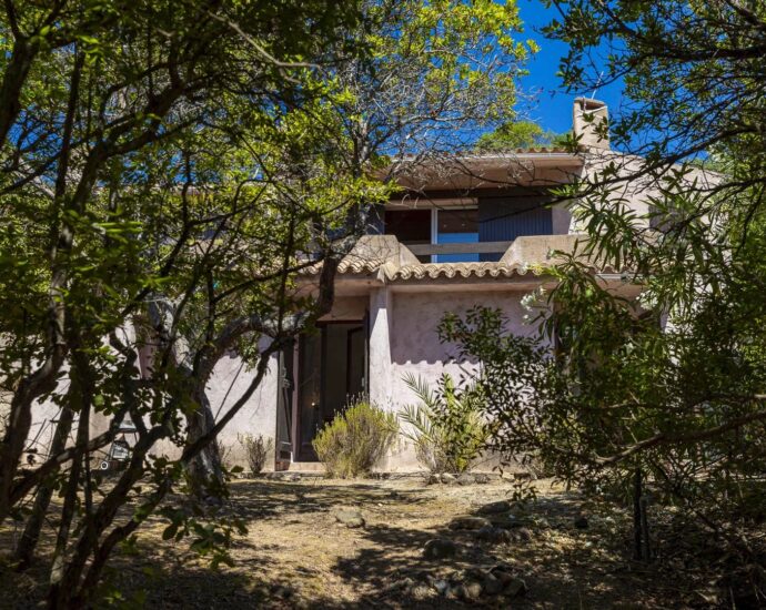 Exclusif, Porto-Vecchio, Domaine de Cala Rossa, villa à rénover avec vue mer et plage à pieds