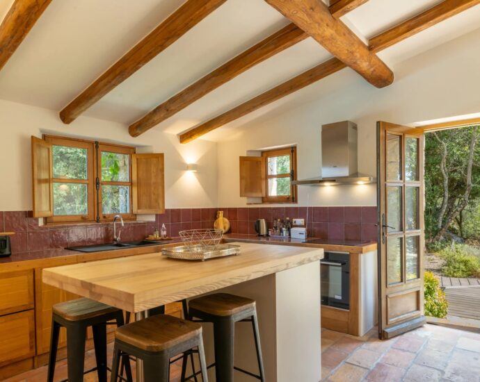 Produit rare : Bergerie d&rsquo;architecte neuve avec quatre chambres et une piscine à Porto-Vecchio