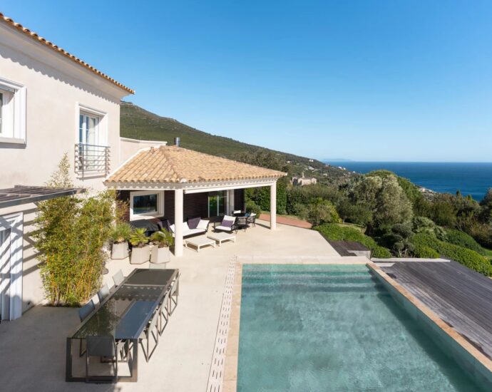 Cap Corse, Erbalunga, villa vue mer panoramique, piscine à débordement chauffée, proche Bastia