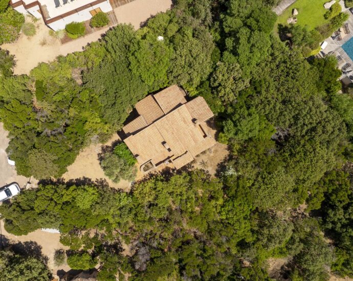 Exclusif, Porto-Vecchio, Domaine de Cala Rossa, villa à rénover avec vue mer et plage à pieds