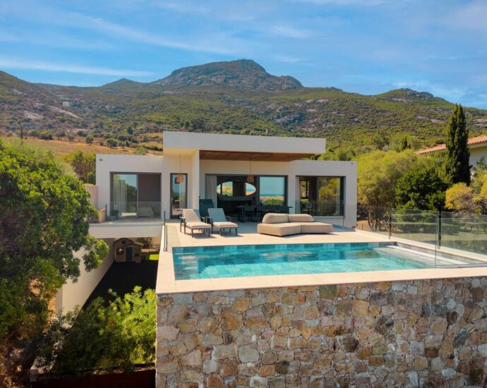 Exclusivité, Calvi, Villa d’architecte avec vue mer, 5 chambres, piscine chauffée, proche plage
