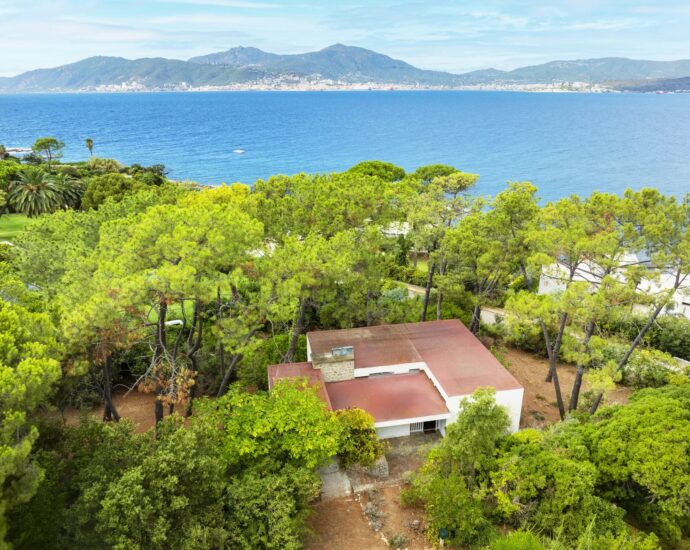 Rive Sud d&rsquo;Ajaccio, Porticcio, Domaine de la Pointe, villa à rénover, 6 chambres, vue mer, domaine privé, plage à pied