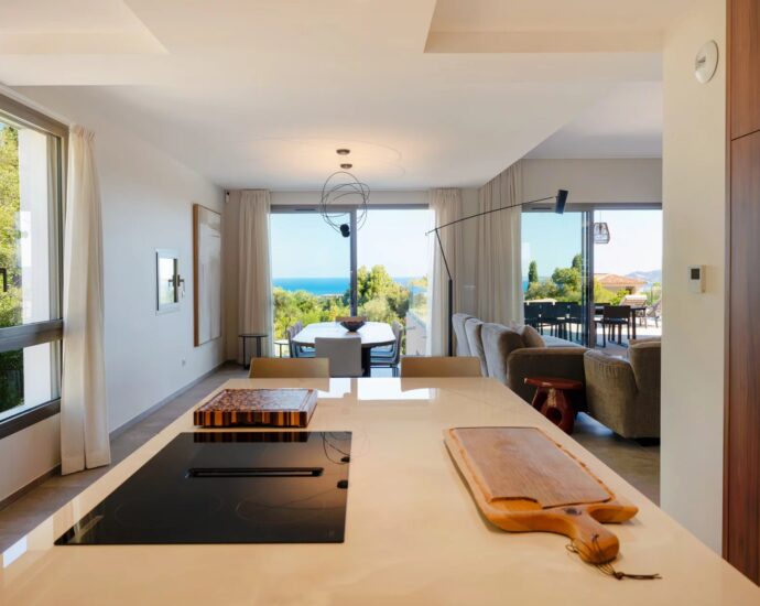 Exclusivité, Calvi, Villa d’architecte avec vue mer, 5 chambres, piscine chauffée, proche plage