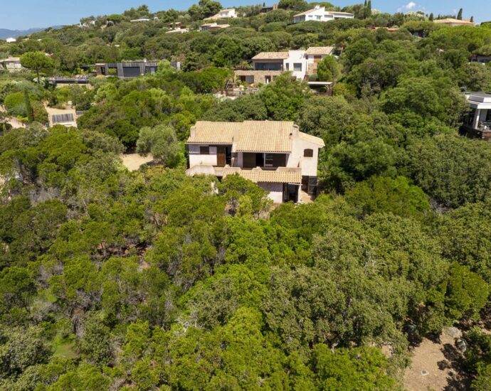 Exclusif, Porto-Vecchio, Domaine de Cala Rossa, villa à rénover avec vue mer et plage à pieds