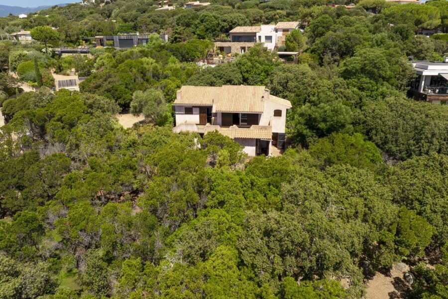 Exclusif, Porto-Vecchio, Domaine de Cala Rossa, villa à rénover avec vue mer et plage à pieds