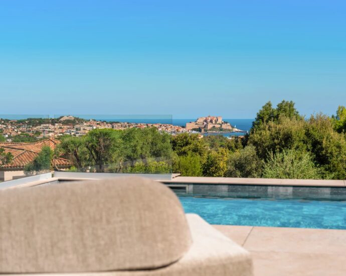 Exclusivité, Calvi, Villa d’architecte avec vue mer, 5 chambres, piscine chauffée, proche plage