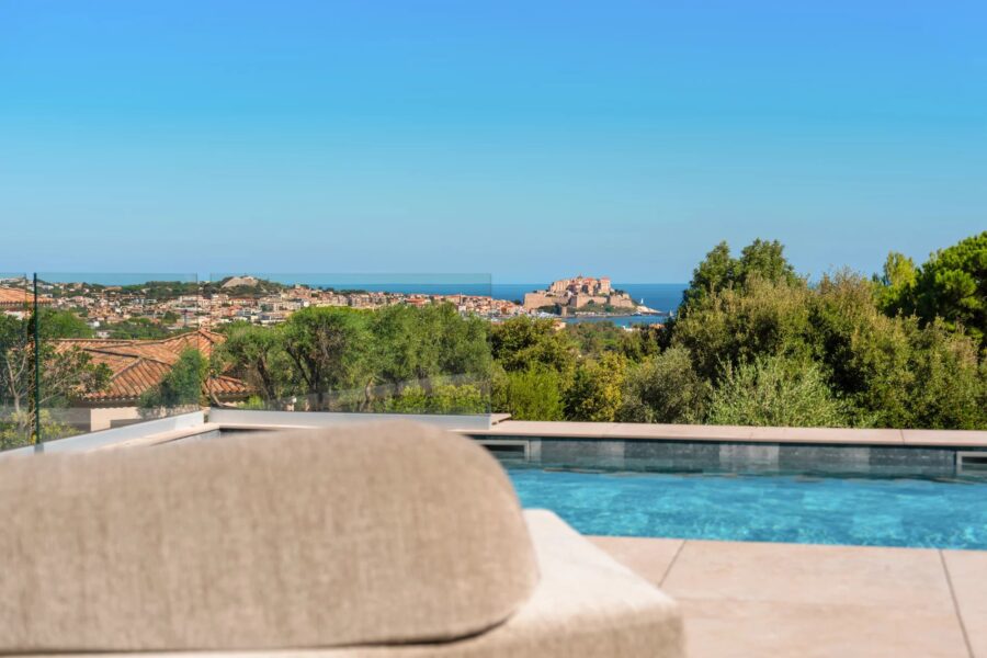 Exclusivité, Calvi, Villa d’architecte avec vue mer, 5 chambres, piscine chauffée, proche plage