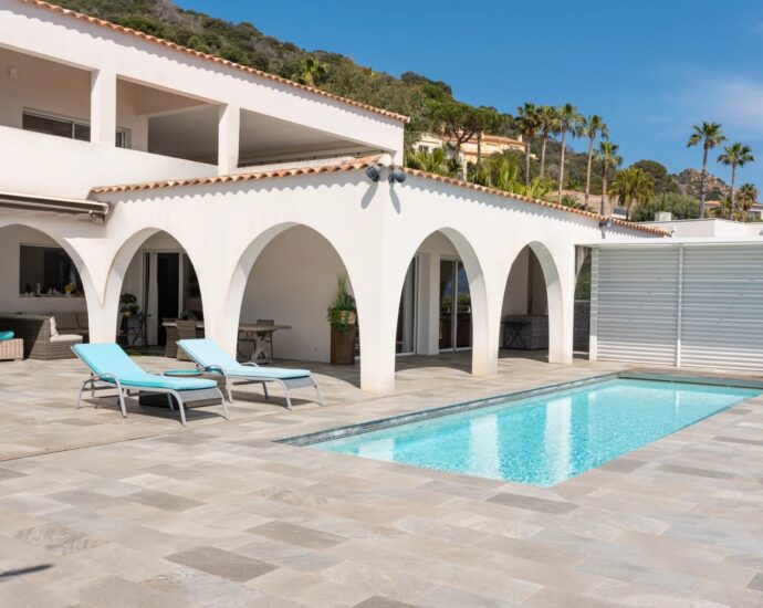 Ajaccio, Route des Sanguinaires, Villa vue mer panoramique, 4 chambres, piscine , plage à pied