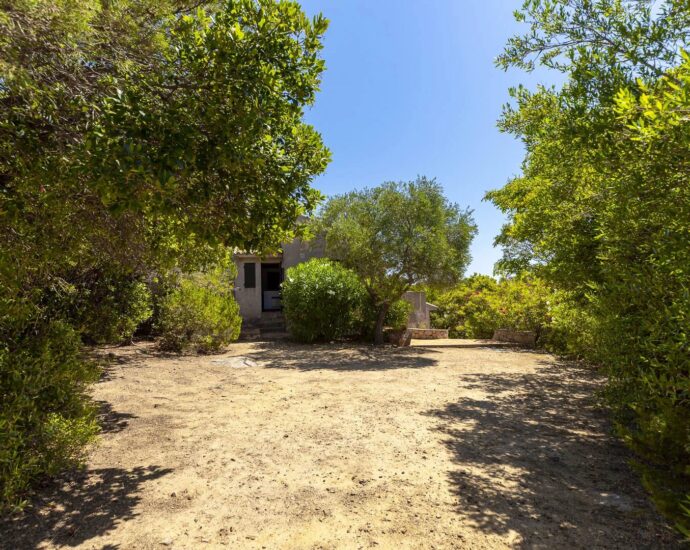 Exclusif, Porto-Vecchio, Domaine de Cala Rossa, villa à rénover avec vue mer et plage à pieds