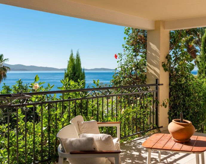 Ajaccio, route des Sanguinaires, Villa vue mer panoramique, 5 chambres, piscine à débordement, plage à pied