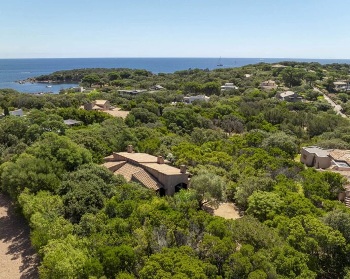 Exclusif, Porto-Vecchio, Domaine de Cala Rossa, villa à rénover avec vue mer et plage à pieds